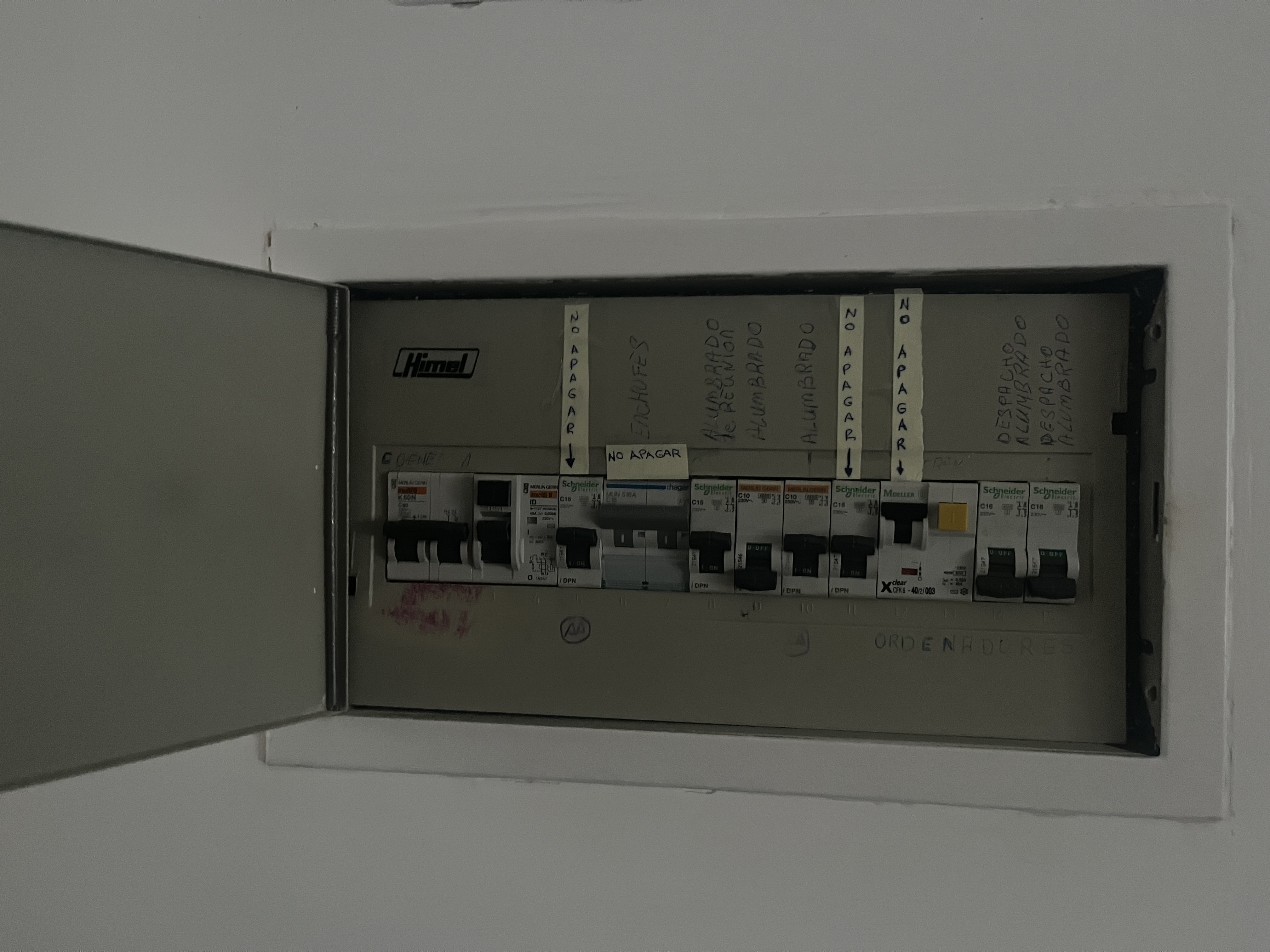 Cuadro eléctrico antiguo y deteriorado antes de la intervención